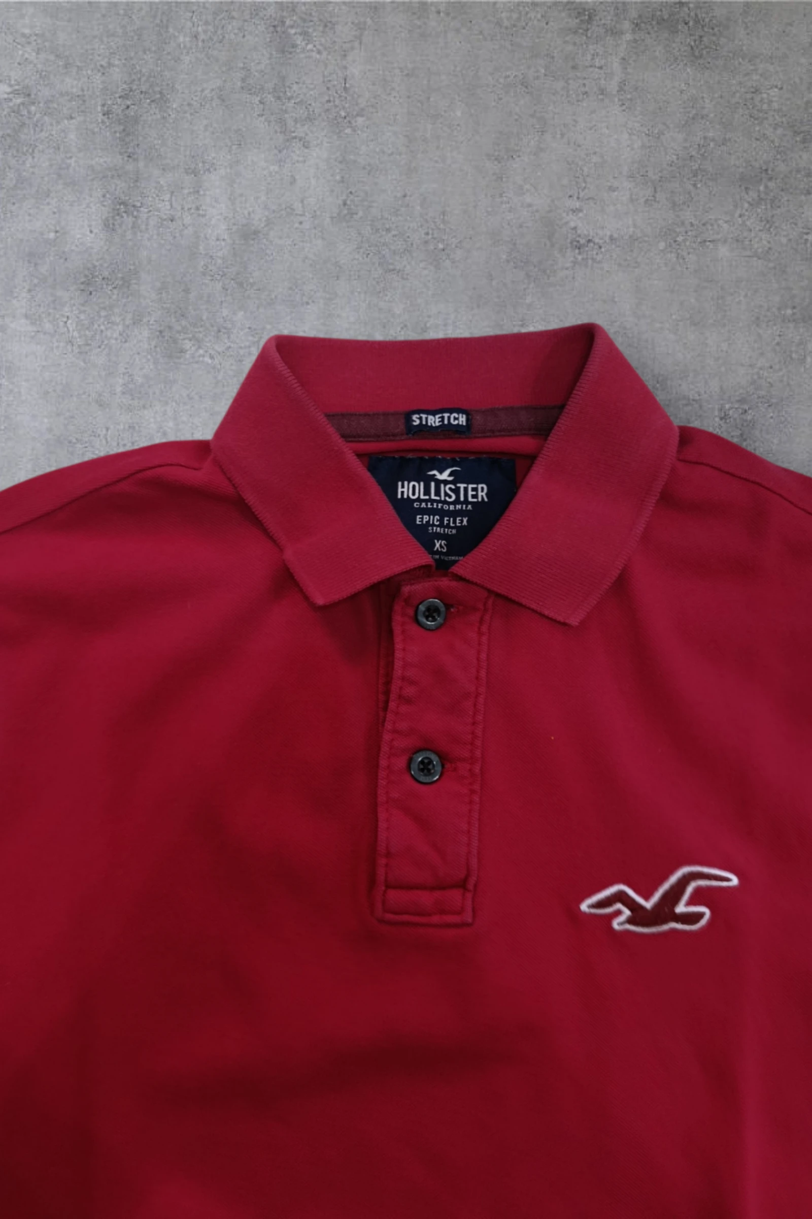 | Polo Hollister Stretch Hombre | Color Rojo Burdeos | Manga Corta | Talla XS | – photo 4